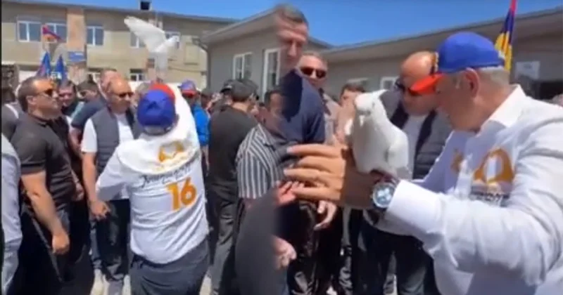 Nə qədər cəhd etsə də, göyərçini uçura bilmədi Video