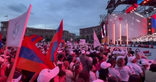 İrəvanda mitinqdə erməniləri azərbaycanca qorxutdular VİDEO