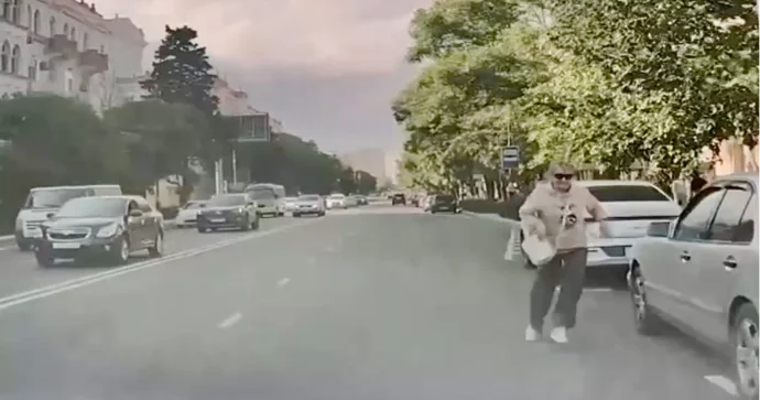 Park edilmiş avtomobillərin arasından yola qaçan qadın riskli vəziyyət yaratdı VİDEO