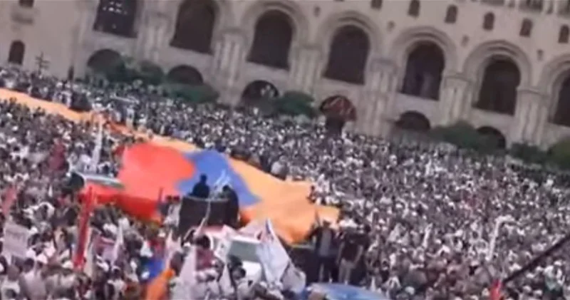 На митинге в Ереване включили записи на азербайджанском и начали пугать армян ВИДЕО