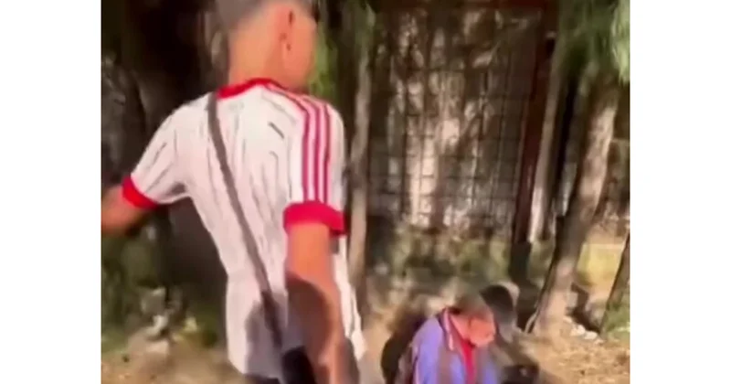 Yeniyetmələr parkda yatan yaşlı kişini TƏPİKLKƏDİLƏR VİDEO