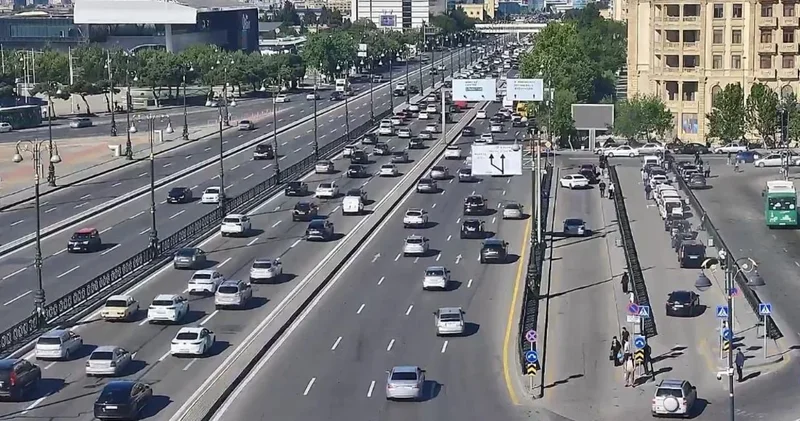 На бакинских улицах наблюдаются сильные пробки