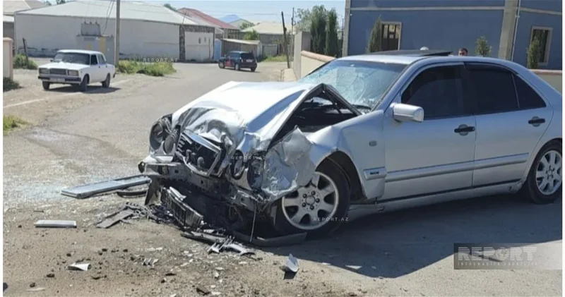 В Нахчыване столкнулись пассажирский автобус и иномарка