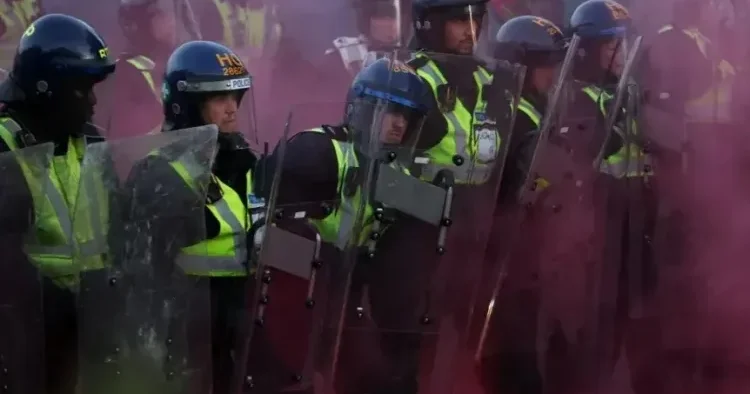 Tələbənin qətli kütləvi nümayişlərə səbəb oldu 11 polis əməkdaşı yaralandı