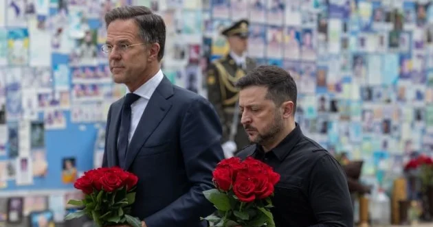 Zelenski və Rutte Kiyevdə həlak olan ukraynalı əsgərlərin xatirəsini yad edib