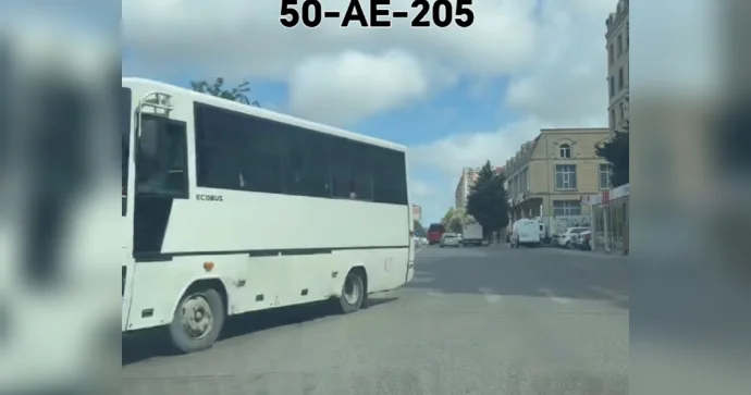 Sərnişin avtobusunun sürücüsü əks yola çıxıb qırmızıda keçdi VİDEO