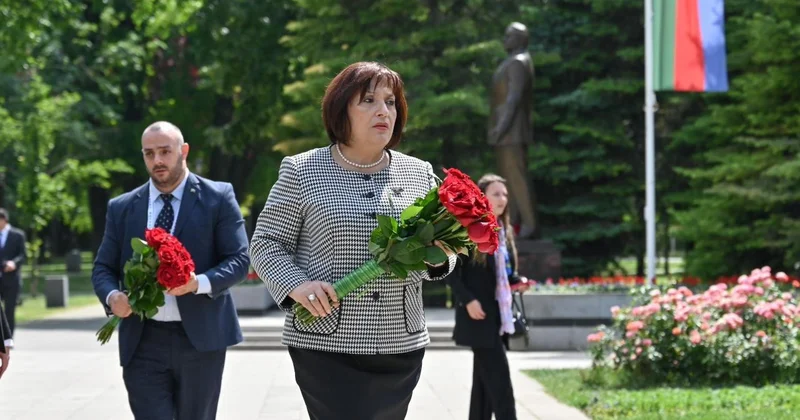 Сахиба Гафарова посетила памятник Гейдару Алиеву в Белграде ФОТО
