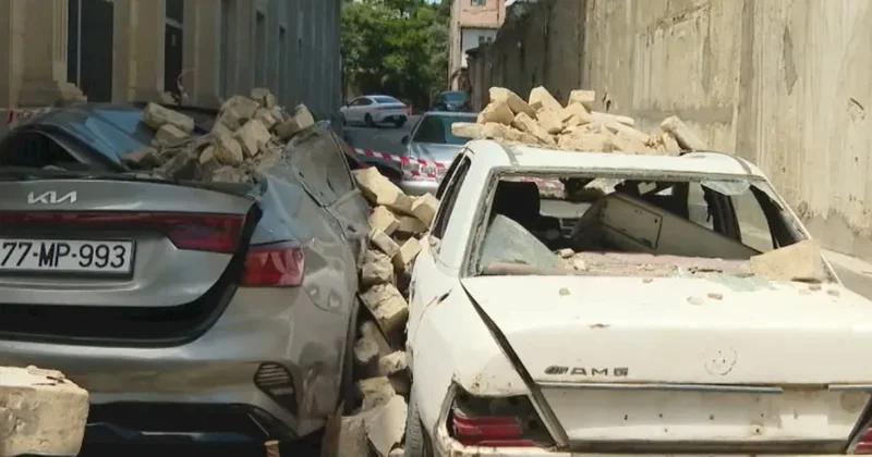 Bakıda divar avtomobillərin üzərinə uçub VİDEO