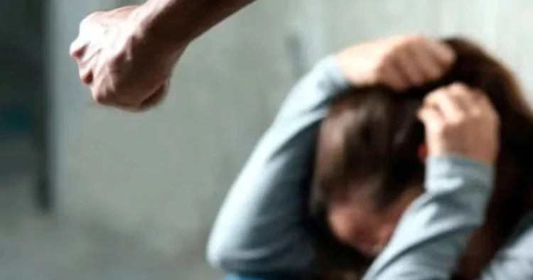 Azərbaycanda DƏHŞƏT: Bıçağı anasının boğazına sapladı