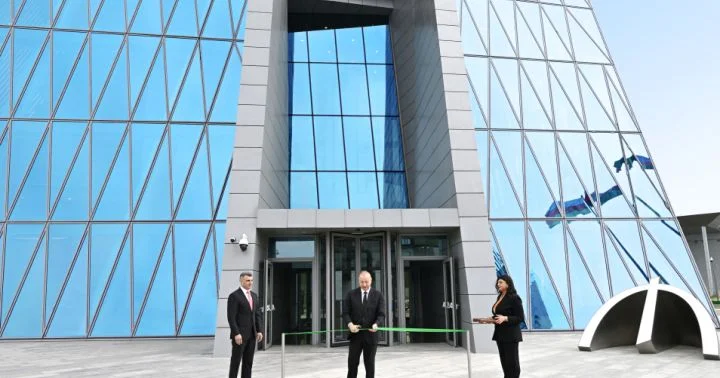 Prezident Bakıda 35 mərtəbəli binanın açılışında iştirak edib