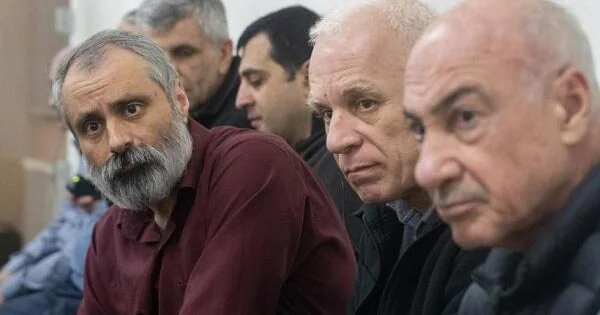 Məni səhərədək ayaqyalın qarın üstündə saxladılar...