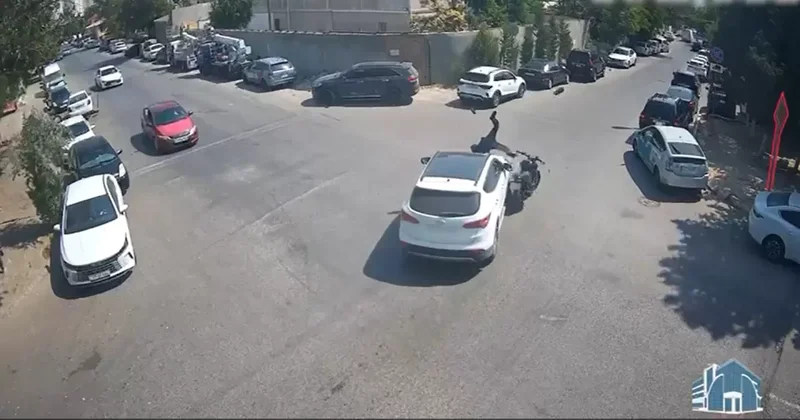 Мотоциклист врезался в машину и сделал кульбит в воздухе ДТП на бакинском перекрёстке / ВИДЕО