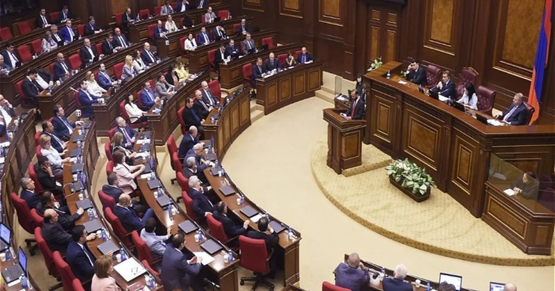 Ermənistan parlamenti səs çoxluğu ilə hakimiyyətin zorakılıqla dəyişdirilməsi cəhdini pisləyib