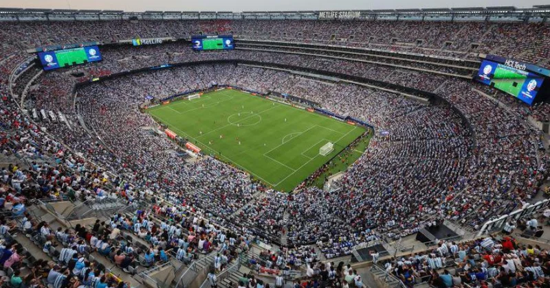 FIFA klublararası dünya çempionatında azarkeşlərə pulsuz biletlər paylayıb