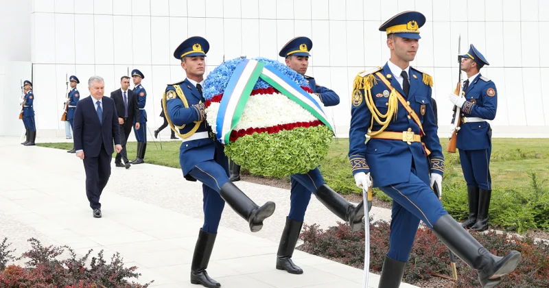 Özbəkistan Prezidenti Şavkat Mirziyoyev Bakıda Zəfər parkını ziyarət edib
