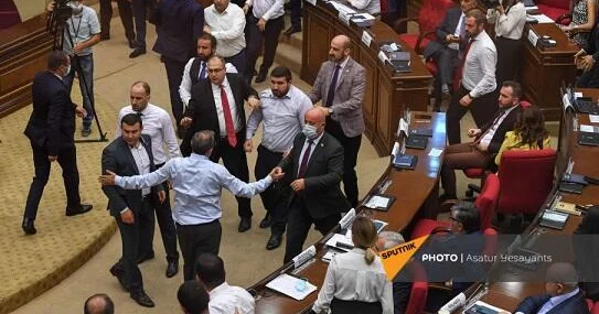 Ermənistan parlamentində dava: Butılka atıldı KONKRET