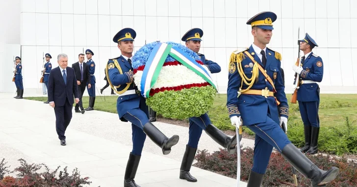 Президент Узбекистана посетил парк Победы в Баку