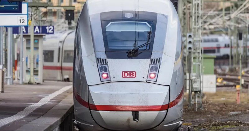 Qatarda sərnişinlərə hücum edən şəxs bir neçə nəfərə xəsarət yetirib