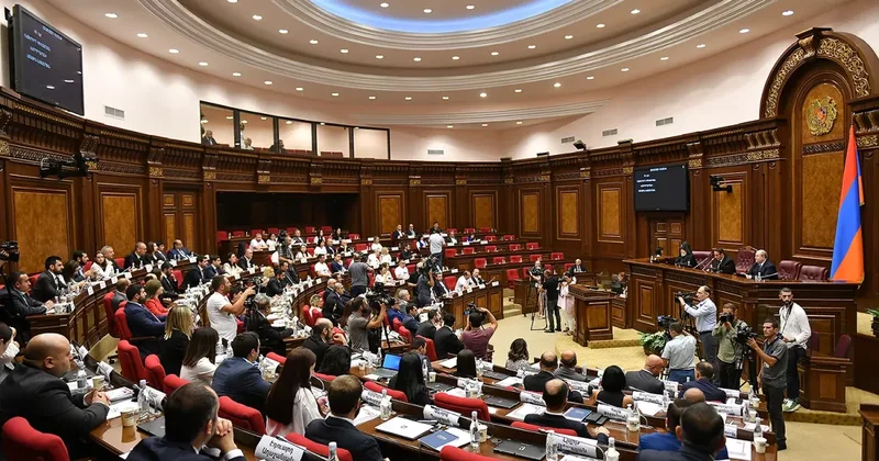 В парламенте Армении депутаты устроили потасовку