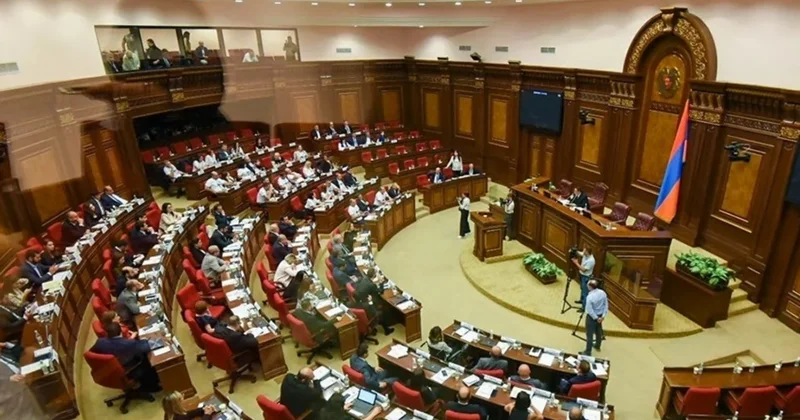 Ermənistan parlamentində qarşıdurma