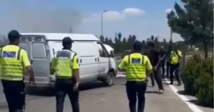 Yanan maşını DYP postuna sürən sürücünü yol polisləri belə xilas etdi VİDEO