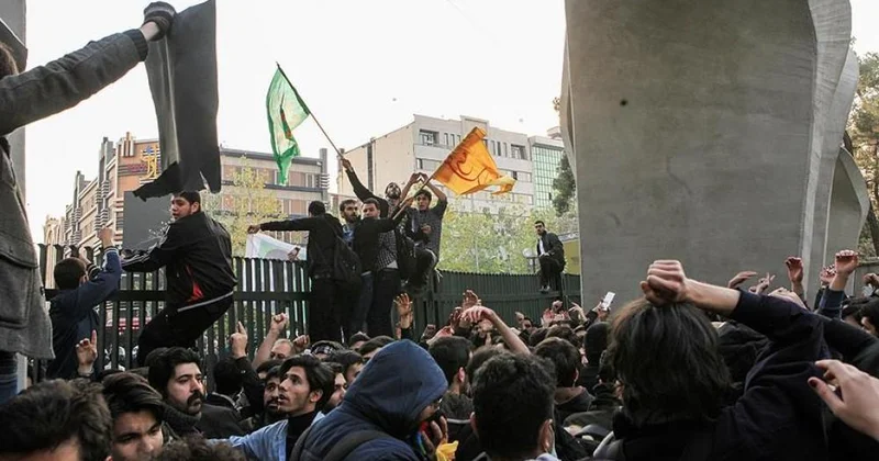Həmədanda dəfn mərasimi hökumətə qarşı aksiyaya çevrildi