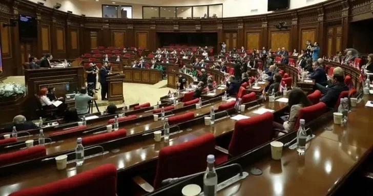 В парламенте Армении вновь произошла перепалка между депутатами