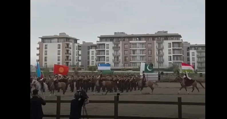 Алиев с лидерами ряда стран на шоу карабахских скакунов