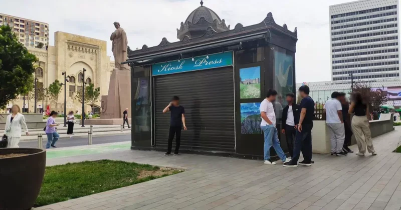 Торговля никотином у входа в бакинский вуз? ФОТОФАКТ