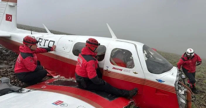 Türkiyədə təyyarə qəzaya düşüb, pilot ölüb, sərnişin sağ qalıb