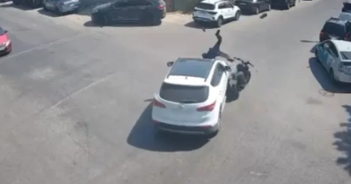 Yolayrıcında ağır qəza; maşına çırpılan moped sürücüsü yerə çırpıldı VİDEO