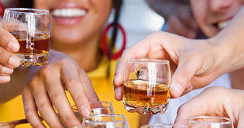Bir dövrün sonu: İçki içməyən nəsil içməyə başladı (ARAŞDIRMA)