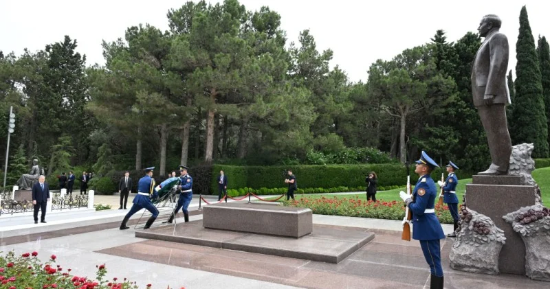 Şavkat Mirziyoyev Heydər Əliyevin xatirəsini anıb FOTO