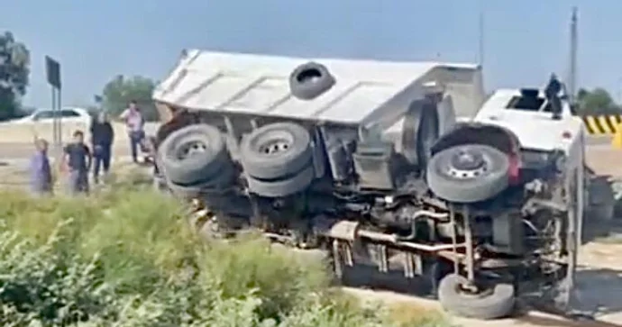 Sükan arxasında yuxulayan sürücü “KamAZ”ı aşırdı VİDEO