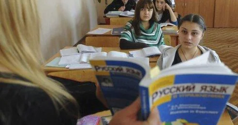 MİLLİ MARAQLARA ZİDD OLAN YÜKDƏN QURTULMAQ ÜÇÜN TARİXİ FÜRSƏT Bu dəfə rus məktəblərinə “yox” deyə biləcəyikmi?
