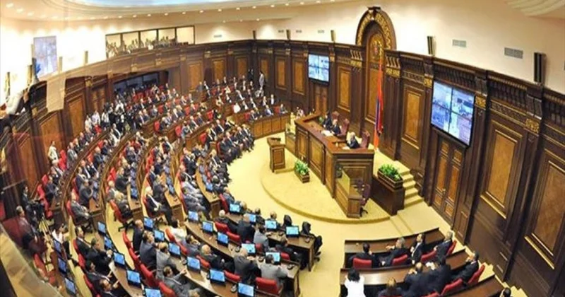 Ermənistan parlamentində qarşıdurma olub, Paşinyanın partiyadaşına butılka atılıb VİDEO