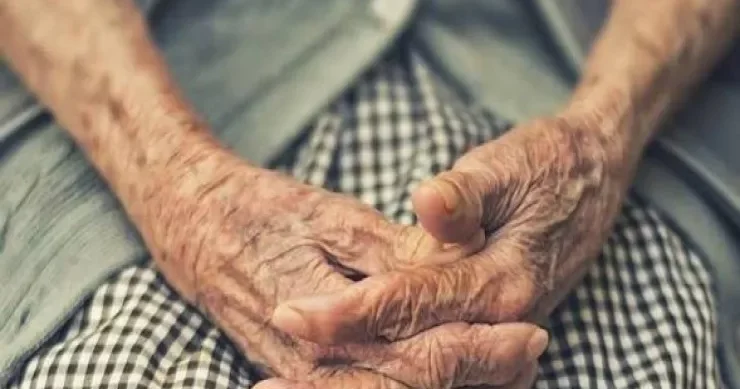 Bakıda binadan yxılan 80 yaşlı qadın sağ qaldı