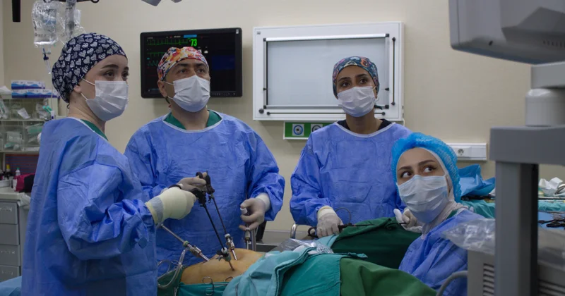® Mərkəzi Gömrük Hospitalının mama ginekoloqu Canlı cərrahiyyə sessiyasında əməliyyatı uğurla icra edib
