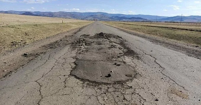 Разбитая трасса в поселке Маштага усложнила жизнь жителям