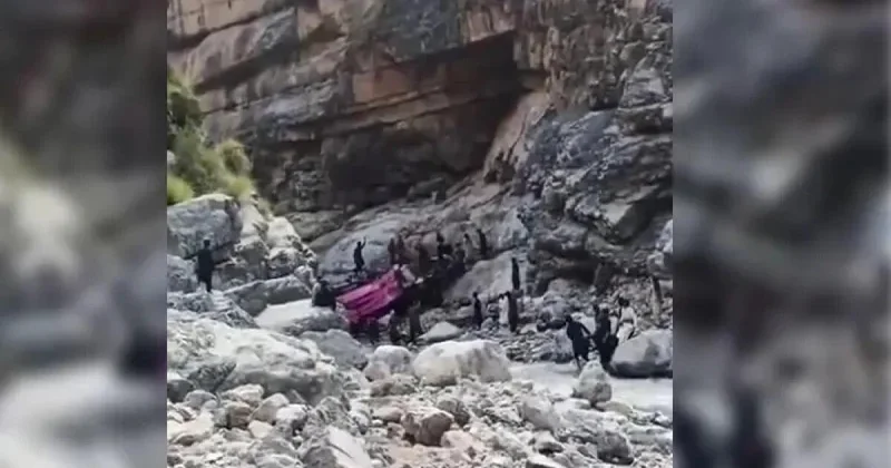 Автобус сорвался в овраг в Пакистане: 40 погибших ВИДЕО