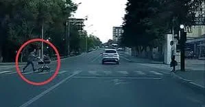 Uşaq arabası ilə təhlükə yaratdı...