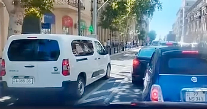 Tıxaca səbri çatmayan sürücü velosiped zolağına girdi VİDEO