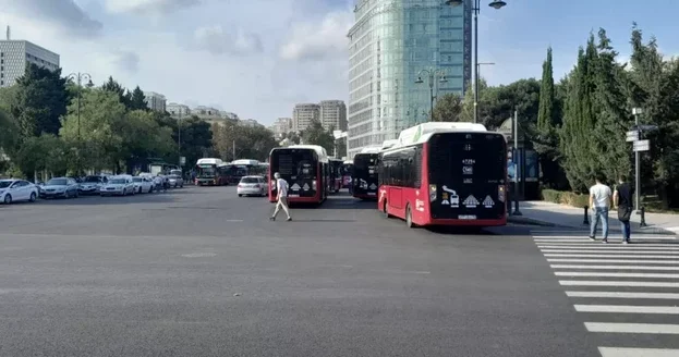 Пешеходы и автобусы на одной дороге: опасная ситуация в центре Баку