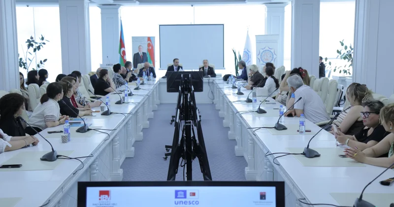 Beynəlxalq simpoziumda türkoloji folklorşünaslığın aktual problemləri müzakirə olunub