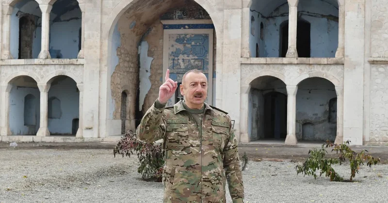 Ağdam Cümə məscidində müzəffər Ali Baş Komandanı qarşılayan ayə: “İnnə fətəhnə ləkə fəthən mubinə“ VİDEO