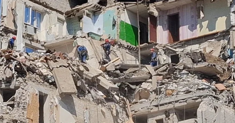 Kiyevdə hava zərbəsindən ölənlərin sayı 30 a çatıb, dağıntıların təmizlənməsi davam edir