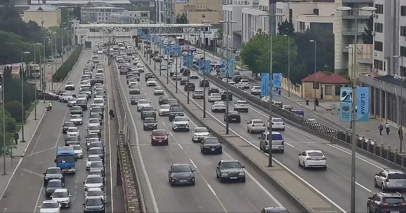 SÜRÜCÜLƏRİN NƏZƏRİNƏ: Bakının 17 yolunda tıxac var SİYAHI