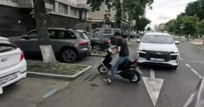 Yol polisi skuteri cərimə meydançasına saldı Sürücüdən ŞOK BƏHANƏ VİDEO