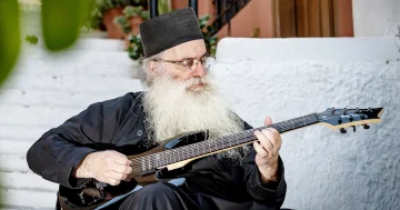 Yunan keşişi musiqi dünyasını ağır metal ilə fəth etdi...