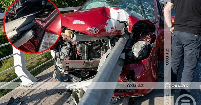 Bakıda Prius dəmir məhəccərə çırpıldı: Ölən var VİDEO
